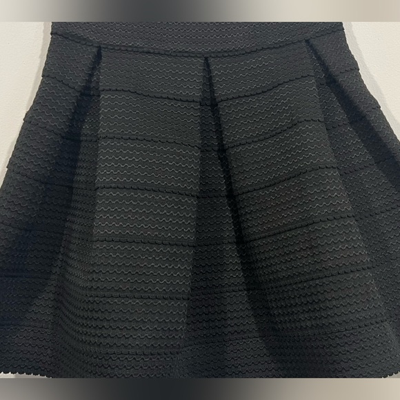 Devin adorable black skirt - Picture 2 of 10